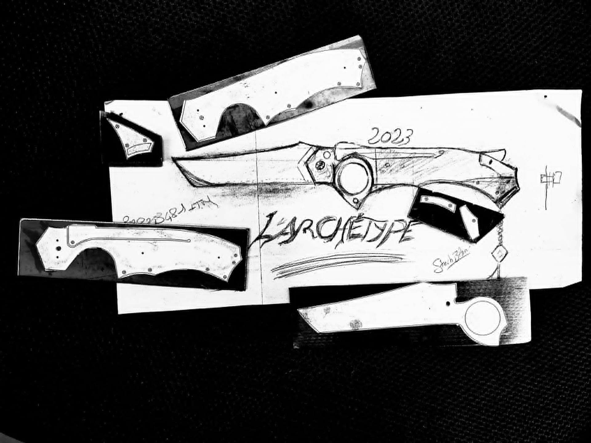 Croquis au crayon de L'Archétype entouré de ses gabarits métalliques